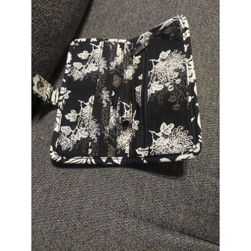 RETIRED VERA BRADLEY TRI-FOLD‎ WALLET BLACK WHITE FLORAL DESIGN ID/CREDIT *flaw - Picture 10 of 15